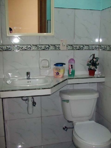 'Bathroom 1' is what you can see in this casa particular picture. Casas particulares are an alternative to hotels in Cuba. Check our website cuba-particular.com often for new casas.