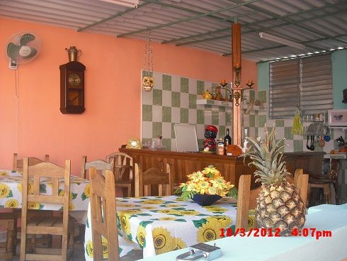 'Comedor al lado de la terraza' is what you can see in this casa particular picture. Casas particulares are an alternative to hotels in Cuba. Check our website cuba-particular.com often for new casas.
