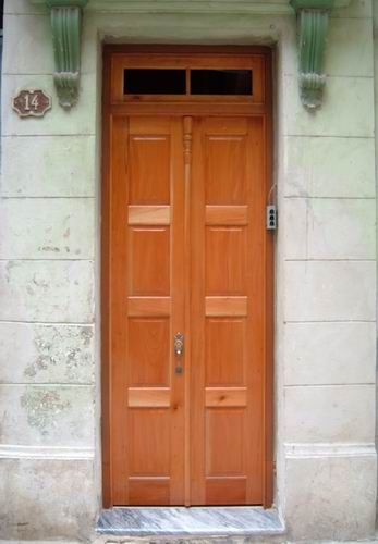 'Puerta de entrada del Edificio' Casas particulares are an alternative to hotels in Cuba. Check our website cubaparticular.com often for new casas.