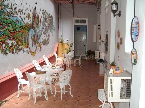 'Patio interior3' is what you can see in this casa particular picture. Casas particulares are an alternative to hotels in Cuba. Check our website cuba-particular.com often for new casas.