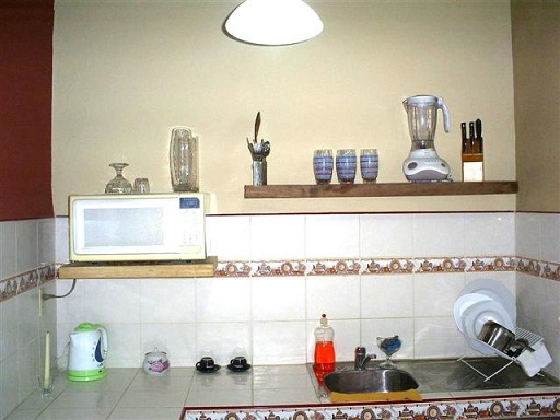 'Cocina apartamento 2' is what you can see in this casa particular picture. Casas particulares are an alternative to hotels in Cuba. Check our website cuba-particular.com often for new casas.