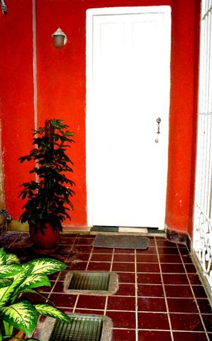 'Entrada privada apartamento 2' is what you can see in this casa particular picture. Casas particulares are an alternative to hotels in Cuba. Check our website cuba-particular.com often for new casas.