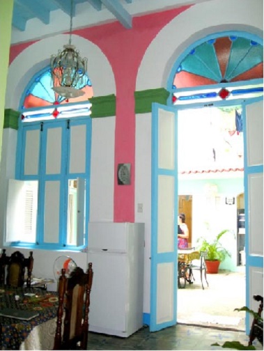 'Comedor y patio interior' is what you can see in this casa particular picture. Casas particulares are an alternative to hotels in Cuba. Check our website cuba-particular.com often for new casas.