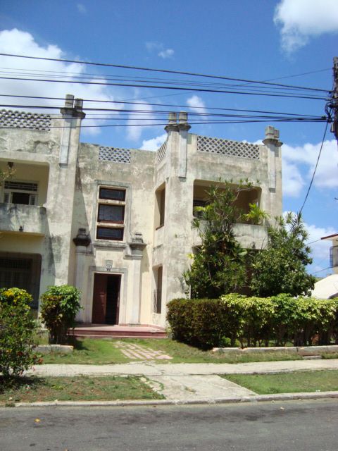 'Front Building' is what you can see in this casa particular picture. Casas particulares are an alternative to hotels in Cuba. Check our website cuba-particular.com often for new casas.