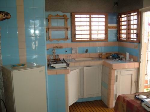 'Kitchen apartment 2' is what you can see in this casa particular picture. Casas particulares are an alternative to hotels in Cuba. Check our website cuba-particular.com often for new casas.