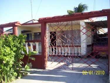 'Frente de la casa' is what you can see in this casa particular picture. Casas particulares are an alternative to hotels in Cuba. Check our website cuba-particular.com often for new casas.