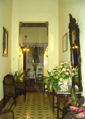 'Entry Hall' is what you can see in this casa particular picture. Casas particulares are an alternative to hotels in Cuba. Check our website cuba-particular.com often for new casas.