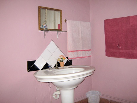 'Bathroom 1' is what you can see in this casa particular picture. Casas particulares are an alternative to hotels in Cuba. Check our website cuba-particular.com often for new casas.