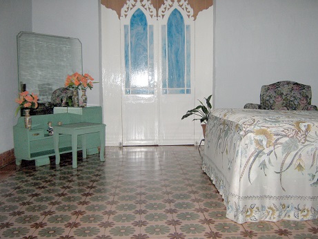 'Habitacion 2' is what you can see in this casa particular picture. Casas particulares are an alternative to hotels in Cuba. Check our website cuba-particular.com often for new casas.