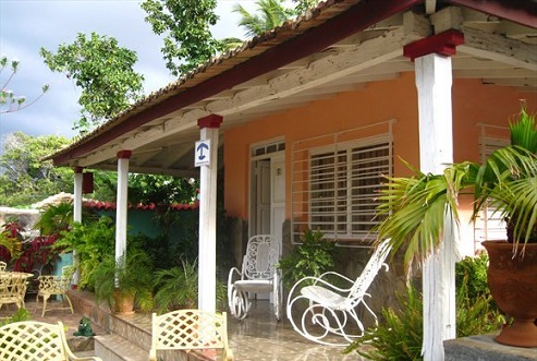'Frente de la casa' is what you can see in this casa particular picture. Casas particulares are an alternative to hotels in Cuba. Check our website cuba-particular.com often for new casas.