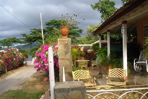 'Vista desde la casa' is what you can see in this casa particular picture. Casas particulares are an alternative to hotels in Cuba. Check our website cuba-particular.com often for new casas.