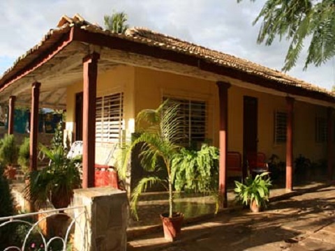 'Vista de la casa' is what you can see in this casa particular picture. Casas particulares are an alternative to hotels in Cuba. Check our website cuba-particular.com often for new casas.